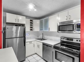 7060 NW 179th St 210, Hialeah FL 33015