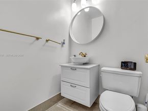 7060 NW 179th St 210, Hialeah FL 33015