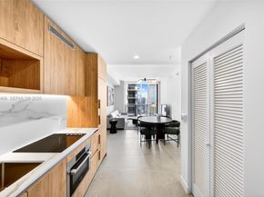 11 NE 6 St 3210, Miami FL 33132