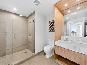 11 NE 6 St 3210, Miami FL 33132