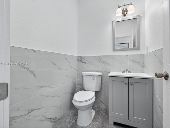 2250 NW 7th Ct, Fort Lauderdale FL 33311