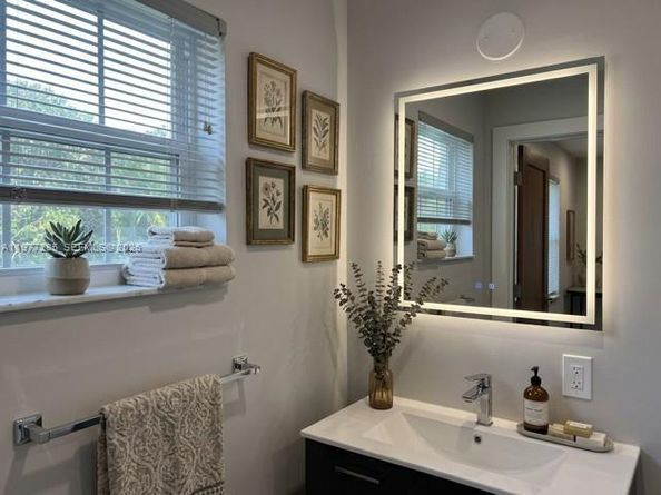 1500 NE 137th St, North Miami FL 33161