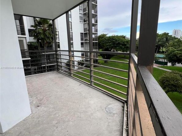 20500 W Country Club Dr 308, Aventura FL 33180