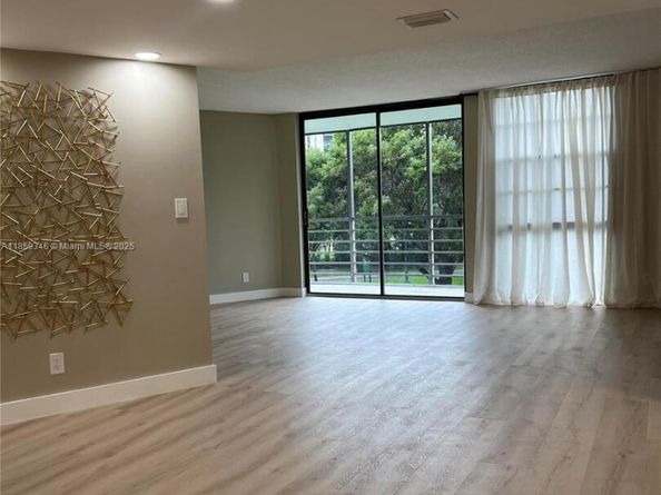 20500 W Country Club Dr 308, Aventura FL 33180
