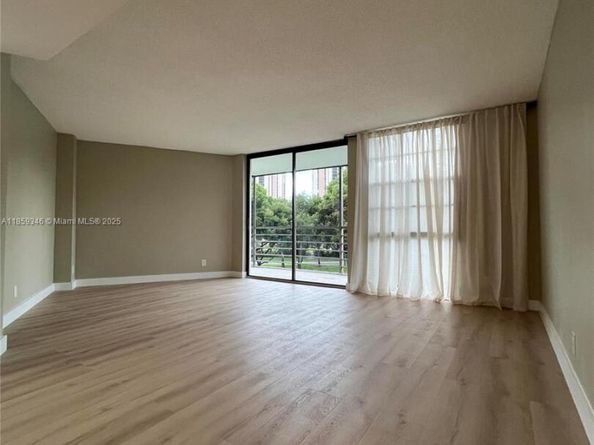 20500 W Country Club Dr 308, Aventura FL 33180