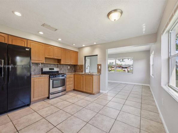 6901 NW 28th St, Sunrise FL 33313