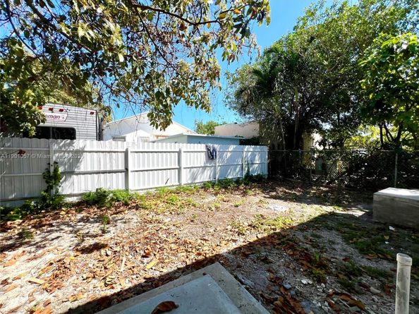 6820 NW 6th Ct, Miami FL 33150