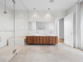 1011 W 48th St, Miami Beach FL 33140