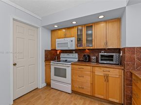 9722 NW 23rd Ct, Pembroke Pines FL 33024