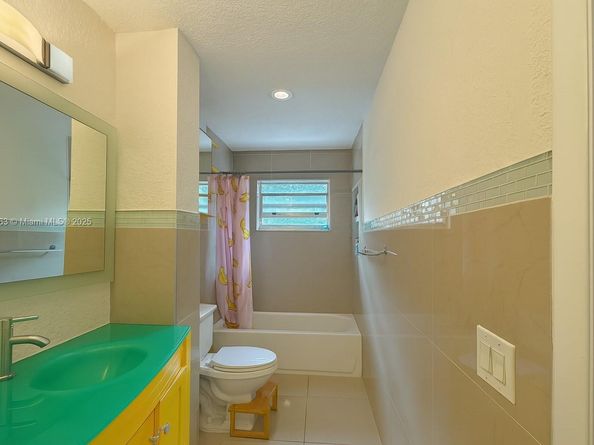 13101 Memorial Hwy 215 Hwy 215, North Miami FL 33161