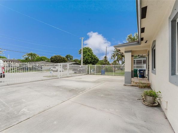 810 NW 112th St, Miami FL 33168