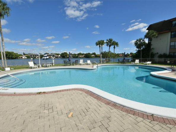 671 NE 195th St 416E, Miami FL 33179