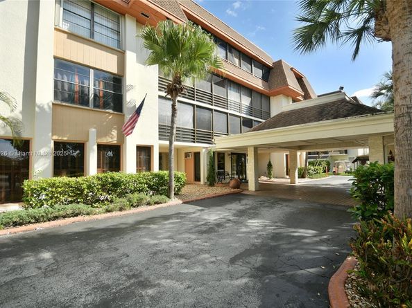 671 NE 195th St 416E, Miami FL 33179