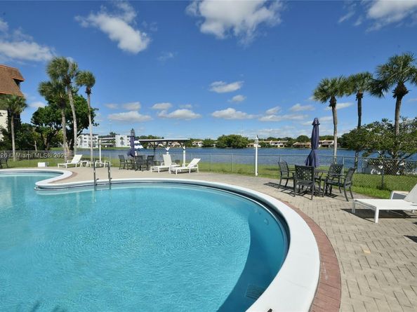 671 NE 195th St 416E, Miami FL 33179