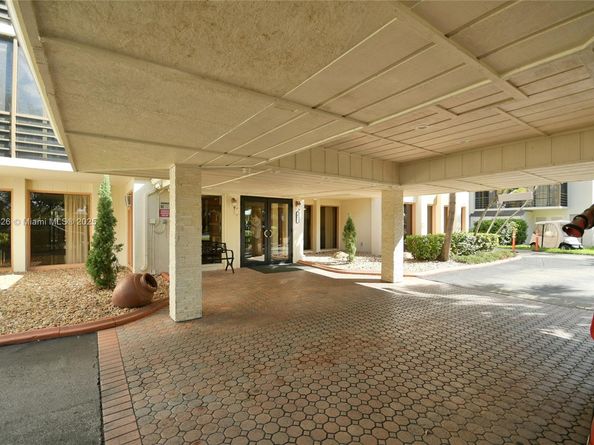 671 NE 195th St 416E, Miami FL 33179