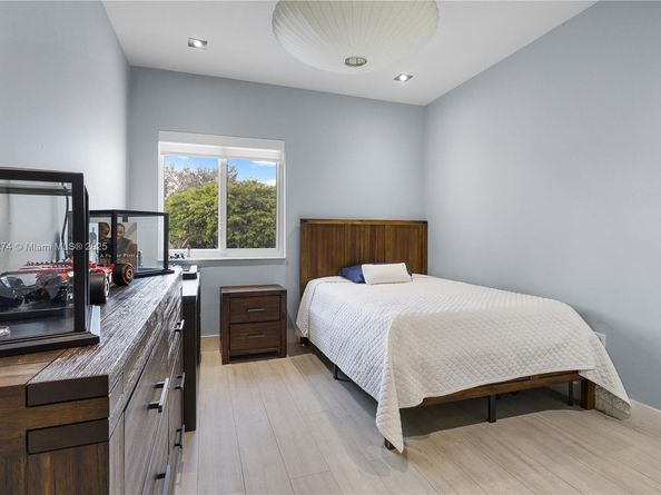 5869 NW 112th Ct, Doral FL 33178