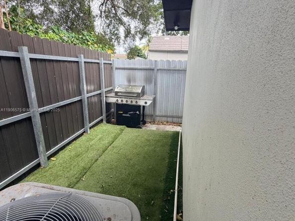 2953 NW 45th St, Miami FL 33142