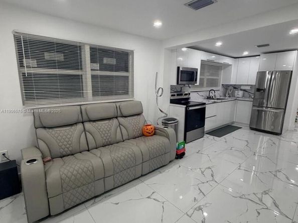 2953 NW 45th St, Miami FL 33142