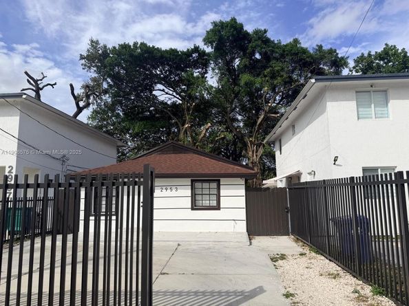 2953 NW 45th St, Miami FL 33142