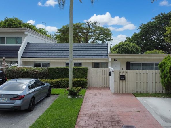 8232 SW 81st Ter 8232, Miami FL 33143