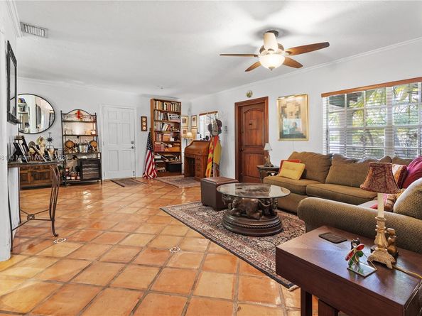 5644 SW 69th Ave, Miami FL 33143