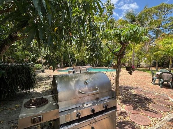 5644 SW 69th Ave, Miami FL 33143