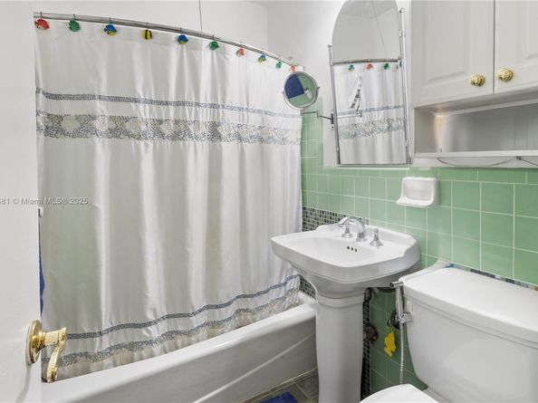 5644 SW 69th Ave, Miami FL 33143