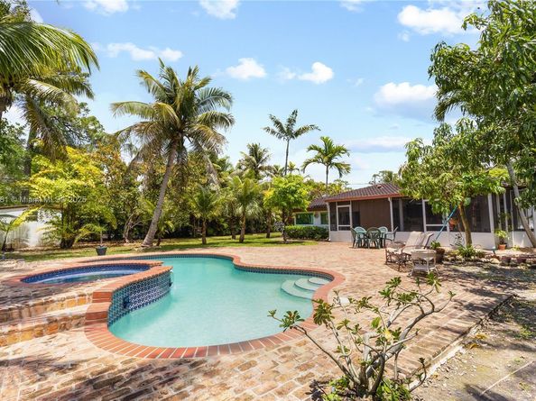 5644 SW 69th Ave, Miami FL 33143
