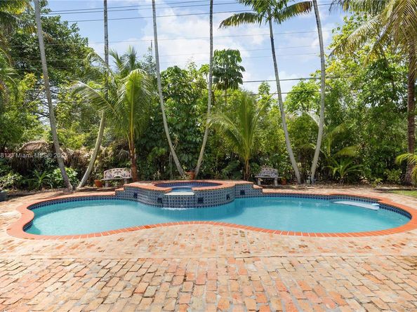 5644 SW 69th Ave, Miami FL 33143