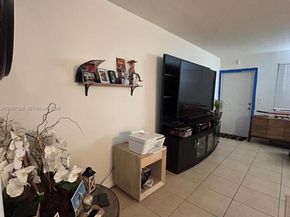 1100 NE 1st Ct 104, Hallandale Beach FL 33009
