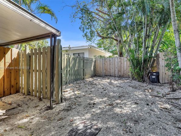 2470-2472 NE 182nd Ter, North Miami Beach FL 33160