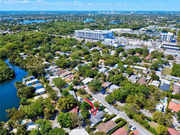 2470-2472 NE 182nd Ter, North Miami Beach FL 33160