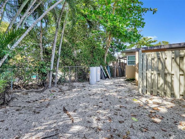 2470-2472 NE 182nd Ter, North Miami Beach FL 33160