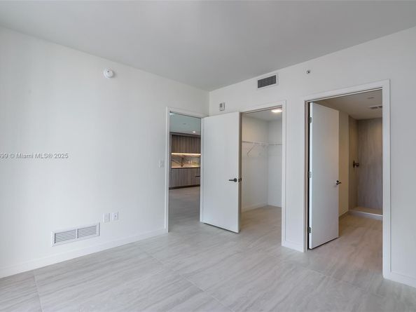 77 SE 5th St 1709, Miami FL 33131