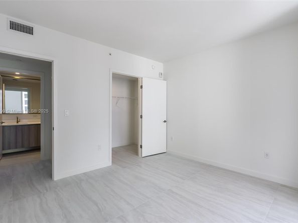 77 SE 5th St 1709, Miami FL 33131