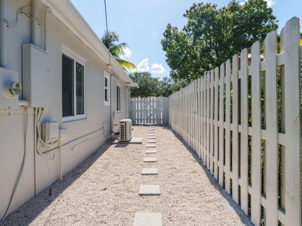 1121 SW 18th Ct, Fort Lauderdale FL 33315