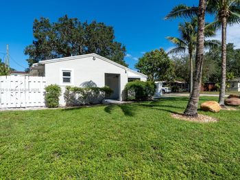 1121 SW 18th Ct