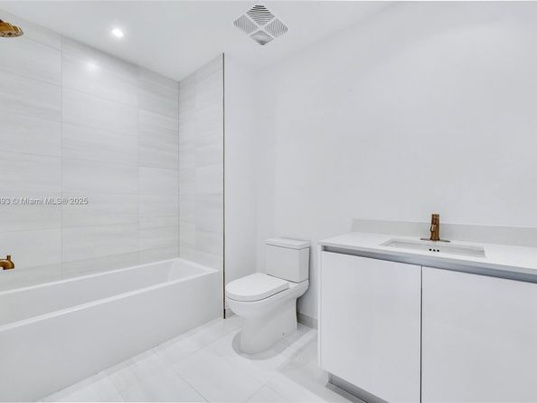 2678 Tigertail Ave 1501, Miami FL 33133