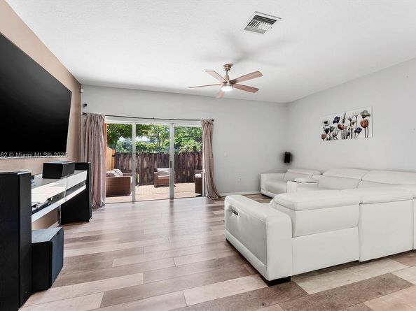 1114 NW 100th Ave, Pembroke Pines FL 33024