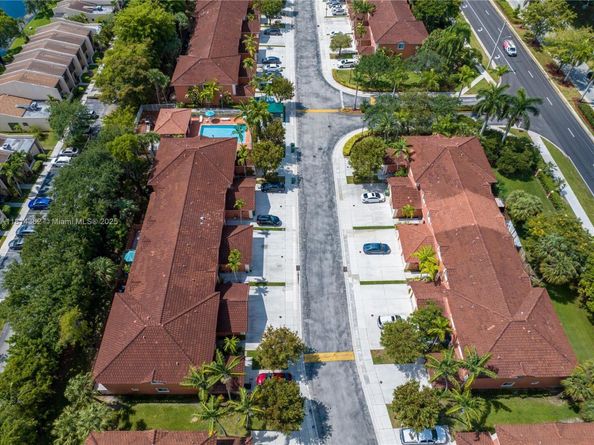 1114 NW 100th Ave, Pembroke Pines FL 33024