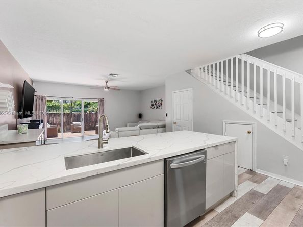 1114 NW 100th Ave, Pembroke Pines FL 33024