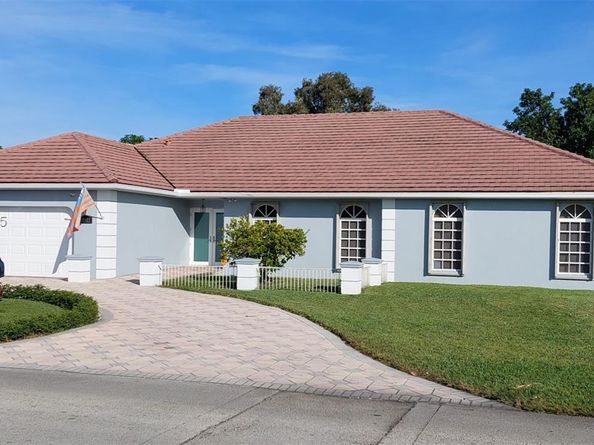 18921 W Oakmont Dr, Hialeah FL 33015