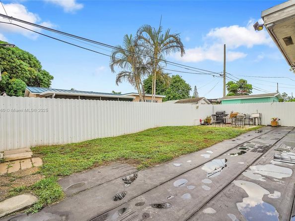940 N 73rd Way, Hollywood FL 33024