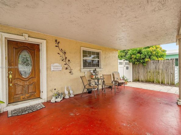 940 N 73rd Way, Hollywood FL 33024