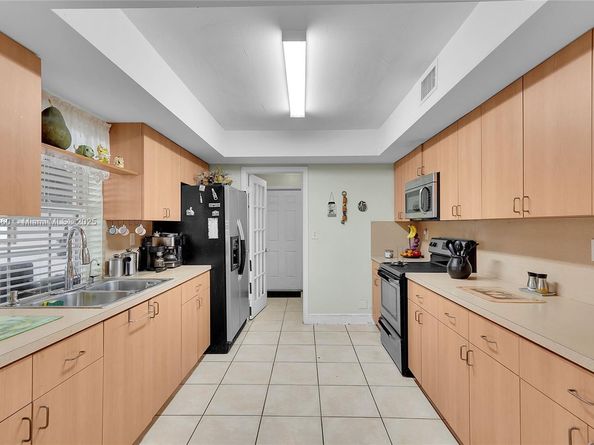 940 N 73rd Way, Hollywood FL 33024