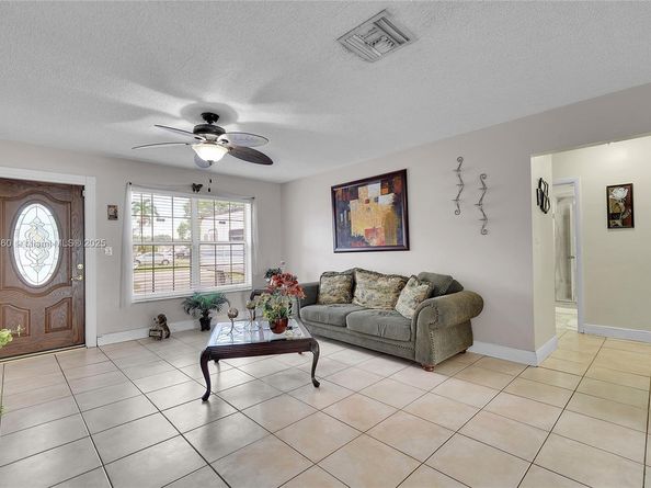 940 N 73rd Way, Hollywood FL 33024