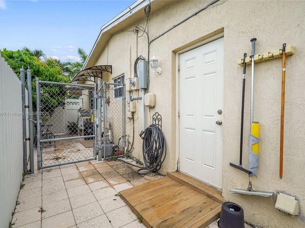 940 N 73rd Way, Hollywood FL 33024