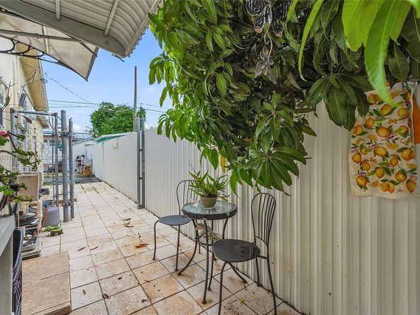 940 N 73rd Way, Hollywood FL 33024