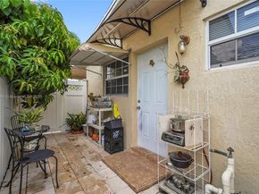 940 N 73rd Way, Hollywood FL 33024