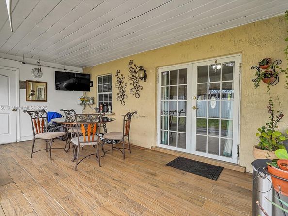 940 N 73rd Way, Hollywood FL 33024